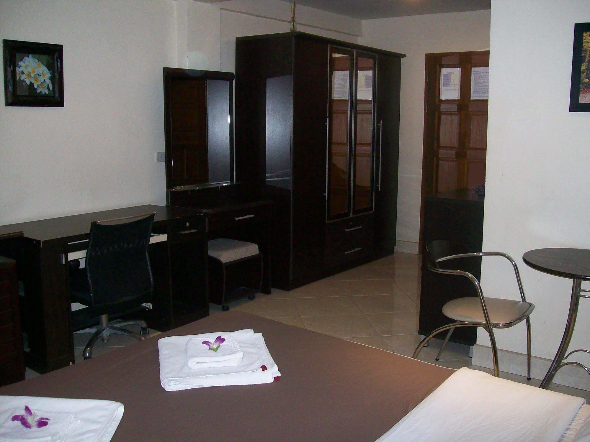 Chaiyapoon Inn Pattaya Ngoại thất bức ảnh