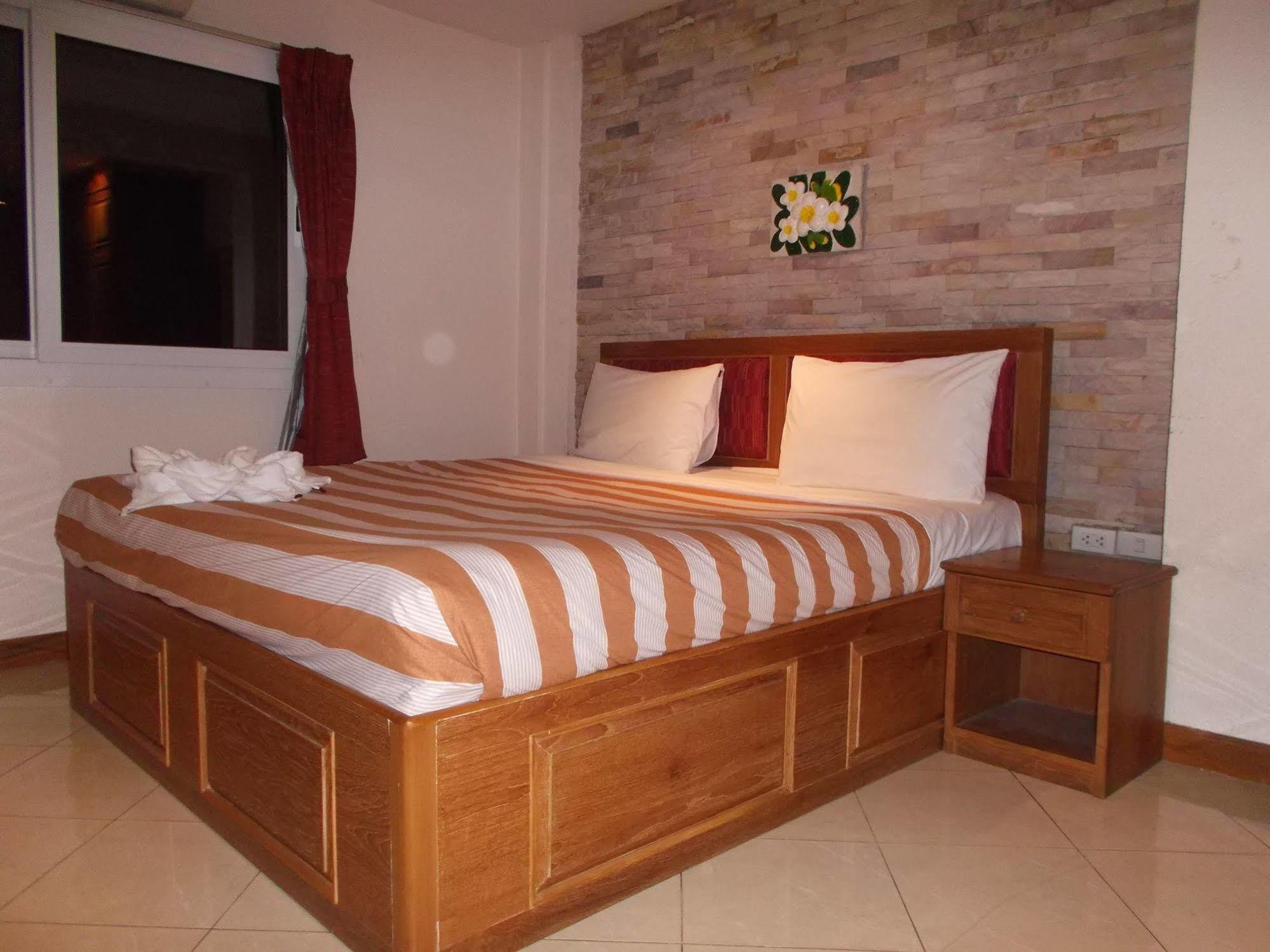Chaiyapoon Inn Pattaya Ngoại thất bức ảnh