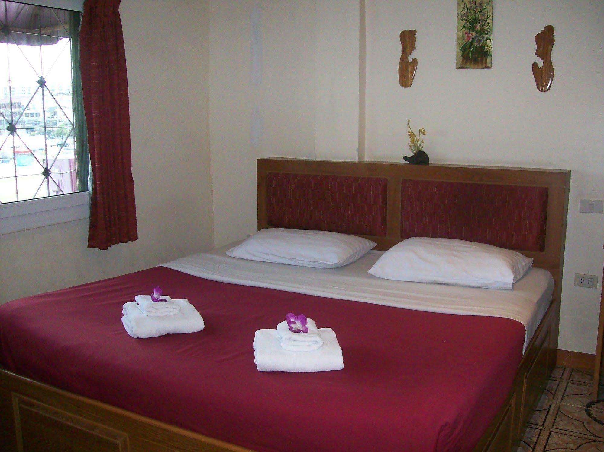 Chaiyapoon Inn Pattaya Ngoại thất bức ảnh