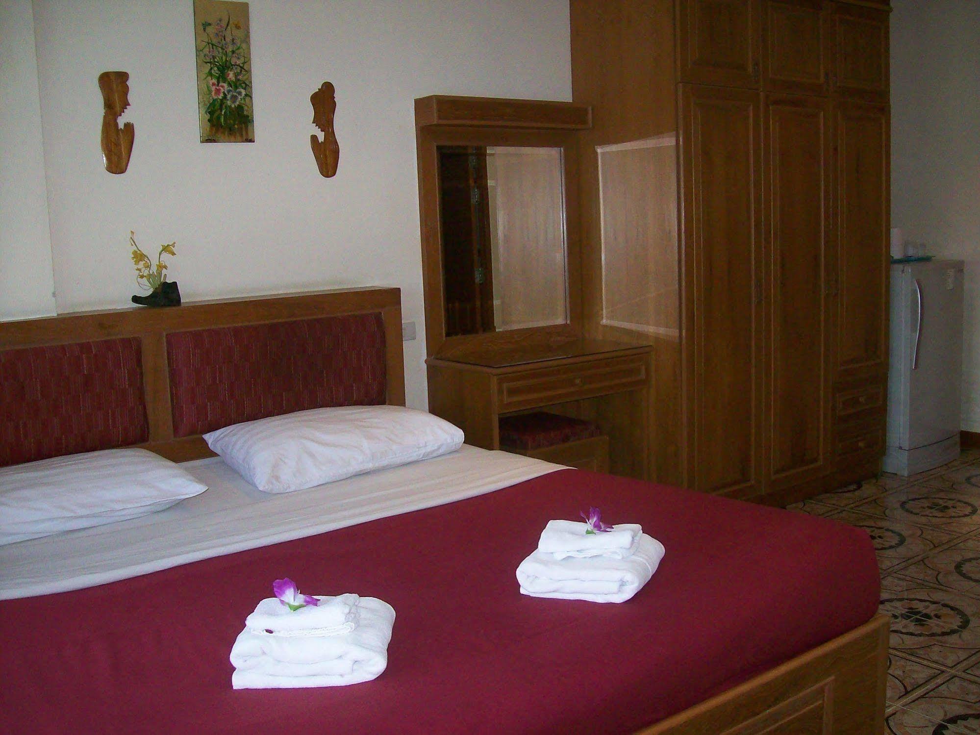 Chaiyapoon Inn Pattaya Ngoại thất bức ảnh
