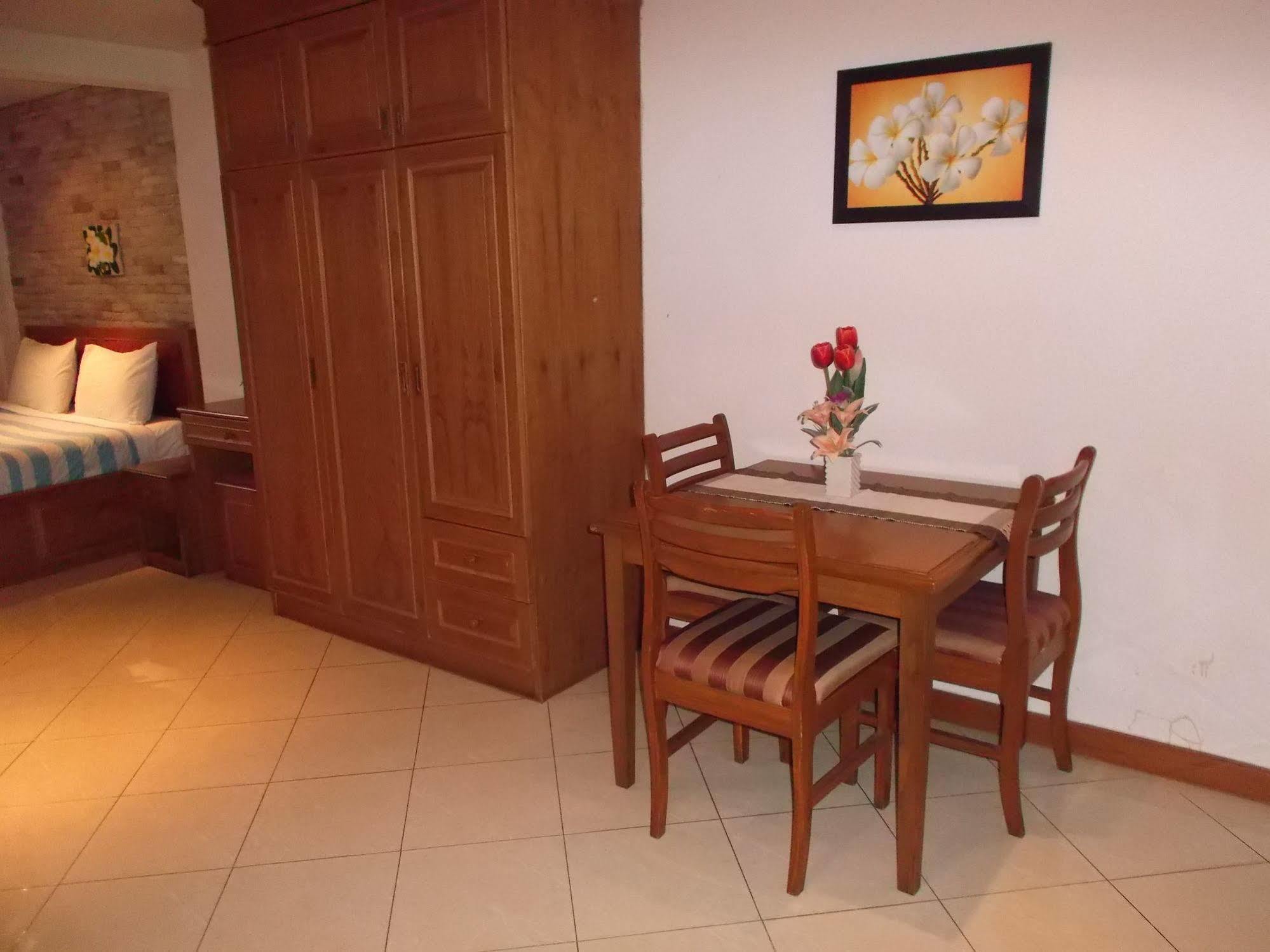 Chaiyapoon Inn Pattaya Ngoại thất bức ảnh