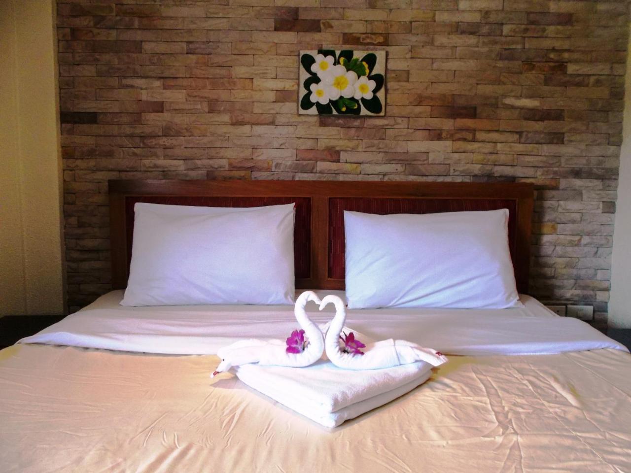 Chaiyapoon Inn Pattaya Ngoại thất bức ảnh
